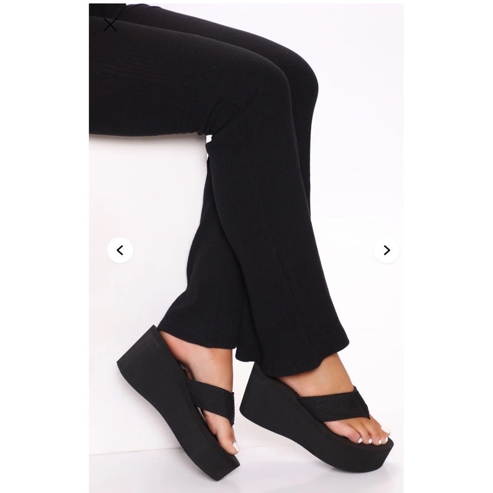 No Boundaries Womens Size 9 Chunky Y2K Inspired Platform Flip Flop Sandals Black